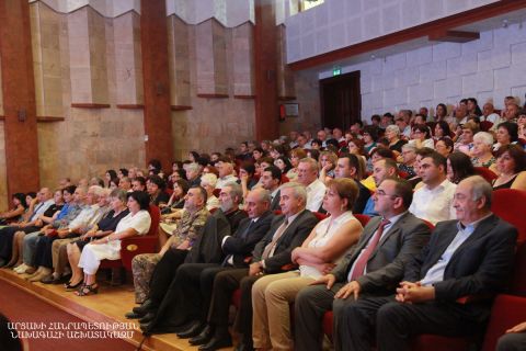 Президент Республики Арцах Бако Саакян присутствовал на вечере, посвященном 85-летию известного писателя, публициста Максима Ованнисяна