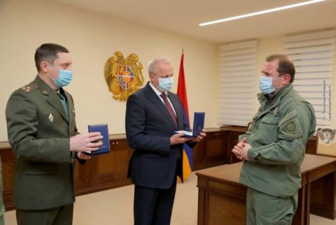 ՀՀ պաշտպանության նախարարը դեսպանին է փոխանցել ՌԴ խոցված ուղղաթիռի անձնակազմի մեդալները