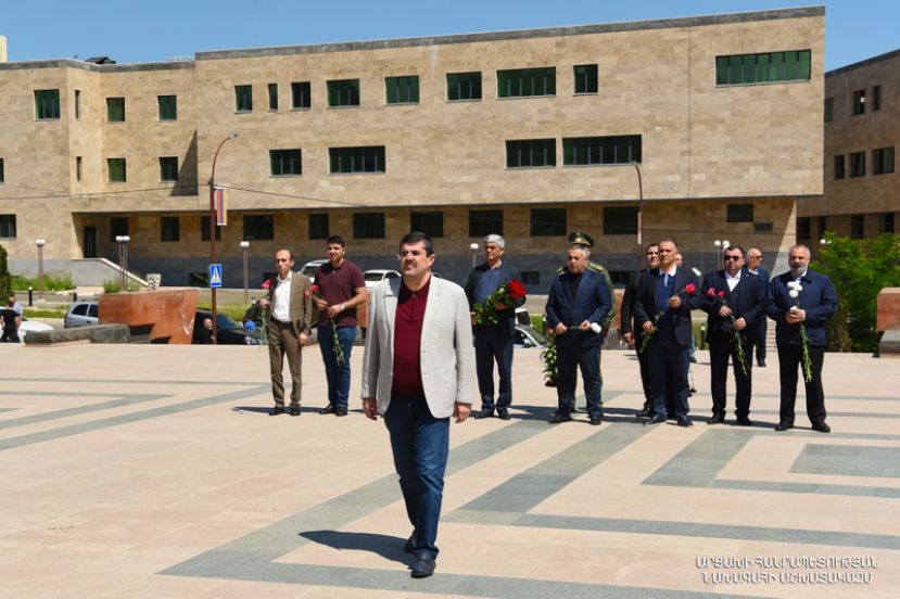 On the occasion of the Day of the First Republic of Armenia President Harutyunyan paid a tribute in the Stepanakert Memorial Complex and the Military Pantheon