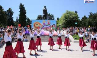 ... SO THAT I CAN ALWAYS PAINT ARTSAKH COLOURFUL AND SUNNY. CHILDREN'S DAY IN THE CIRCULAR PARK