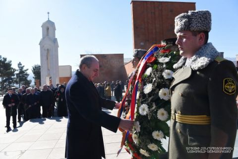 Президент Саакян возложил венок к могиле Артура Мкртчяна