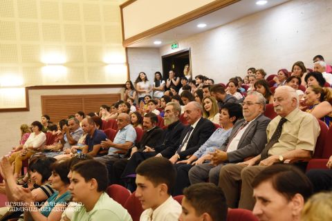 Президент Республики Арцах Бако Саакян присутствовал на церемонии вручения призов Всеармянского 8-го фестиваля по чтению стихов