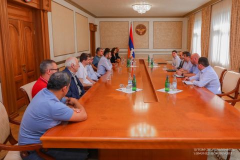 Президент Арутюнян принял руководителей и группу спонсоров проекта «100 домов в Арцахе»