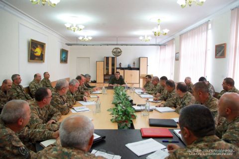 Президент Арутюнян провел совещание с высшим командным составом Армии обороны