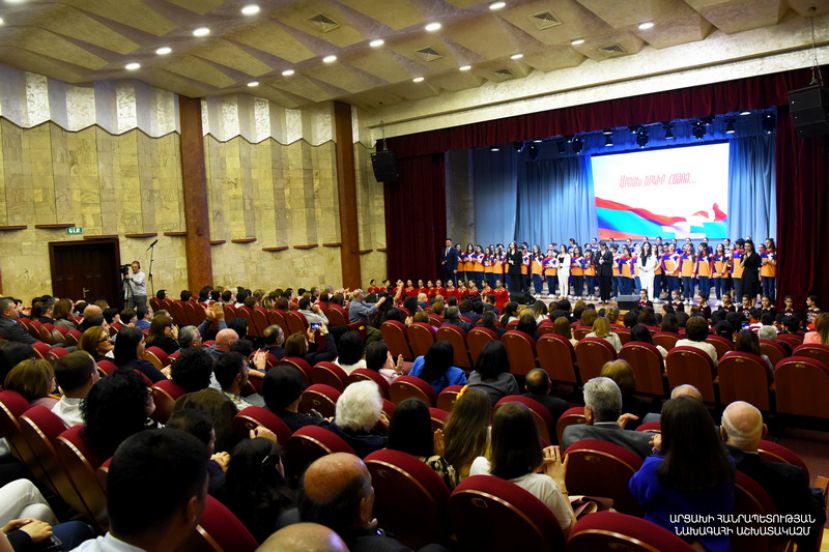 Президент Арутюнян присутствовал на отчетном концерте учеников Степанакертского детско-юношеского творческого центра