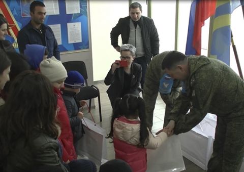 Российские миротворцы провели вместе с благотворителями гуманитарную акцию для детей переселенцев в Нагорном Карабахе