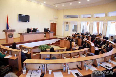 Араик Арутюнян выступил в парламенте в ходе обсуждения госбюджета на 2022 год