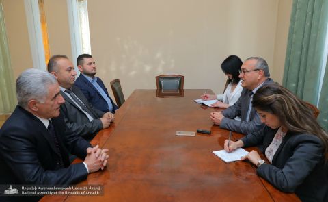 Глава парламента встретился с представителями трех внепарламентских сил