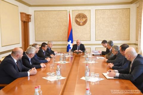 Президент Саакян встретился с представителями политических партий Национального собрания Арцаха, поддерживающих власти