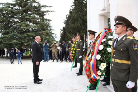 Президент Саакян возложил цветы к памятнику безвинным жертвам Армянского геноцида 1915 года