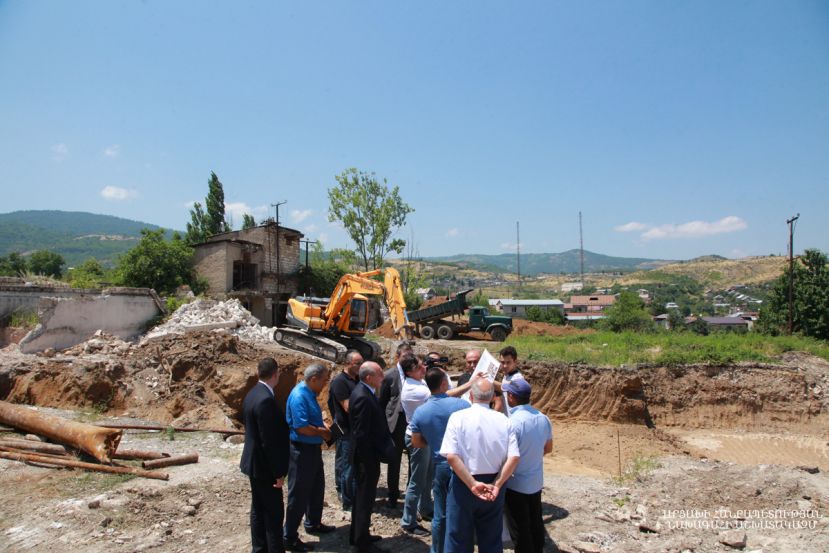 Президент Республики Арцах Бако Саакян посетил строительную площадку возводимого на улице Туманяна г. Степанакерта