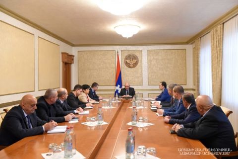 Совещание с участием руководителей учреждений, действующих в подчинении мэрии Степанакерта