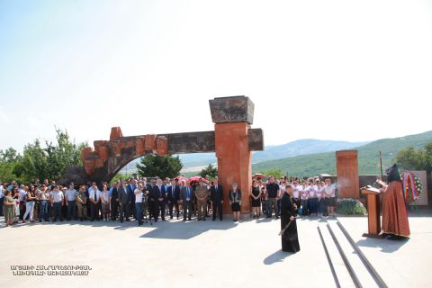 Президент Республики Арцах Бако Саакян посетил Степанакертский мемориальный комплекс