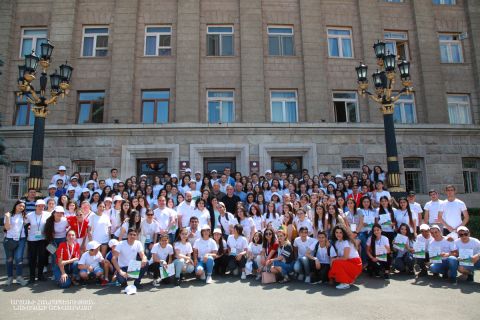 Президент Бако Саакян встретился с юными волонтерами