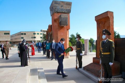 Президент Араик Арутюнян возложил цветы к памятнику воинам, пропавшим без вести в ходе Aрцахской войны