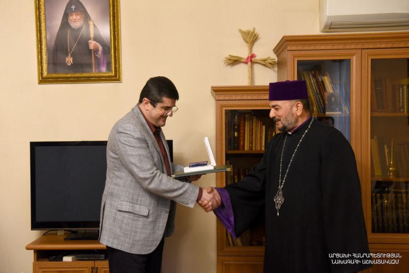 Президент Арутюнян вручил епископу Вртанесу Абрамяну медаль «Вачаган Барепашт»